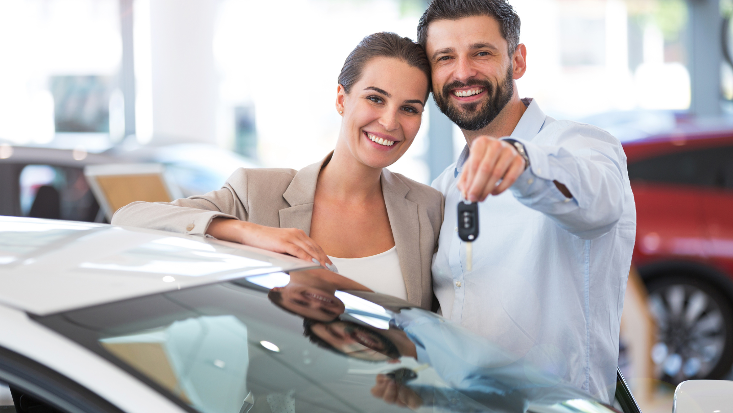 Personas felices con vehículo