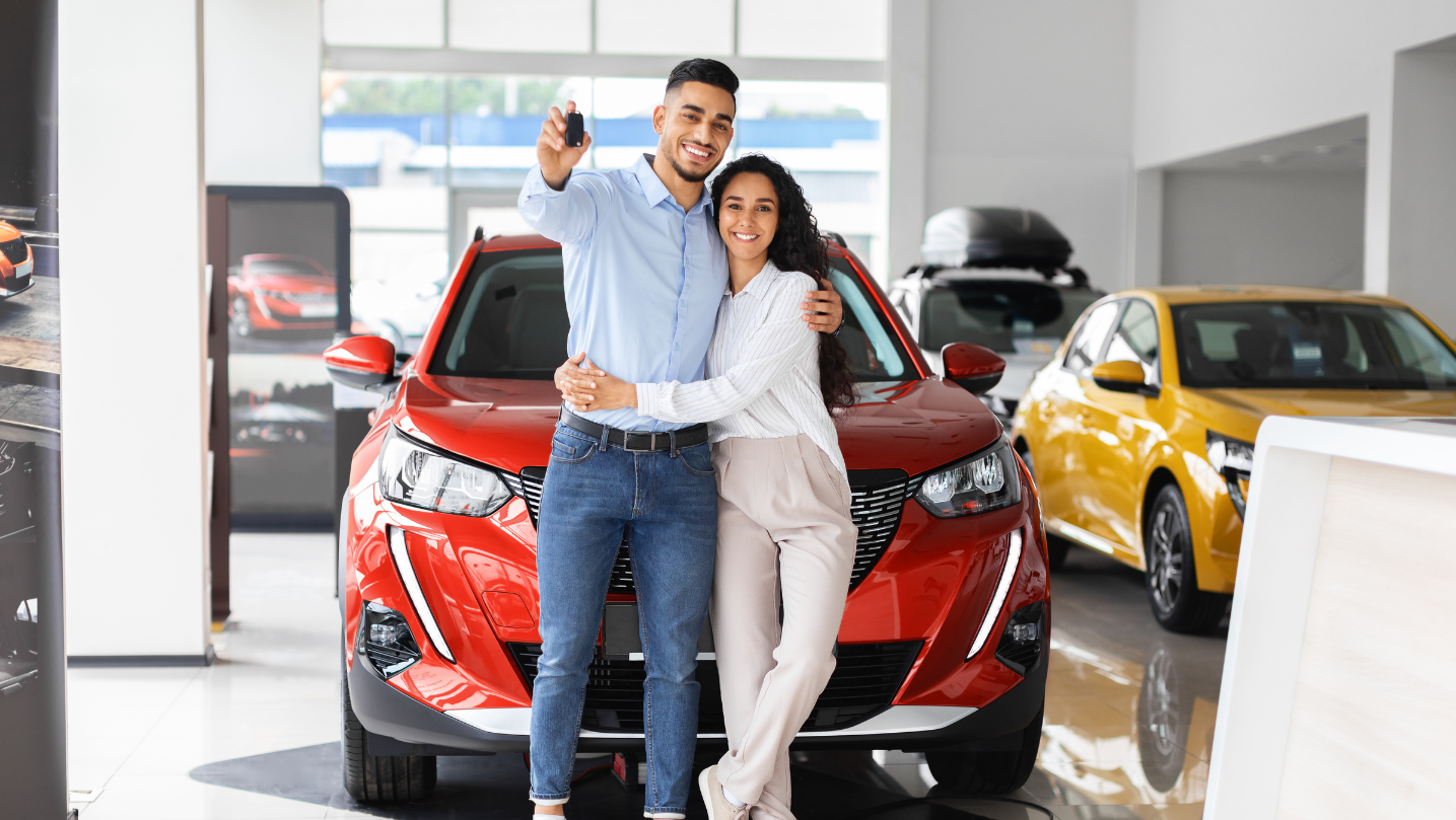 Familia comprando carro